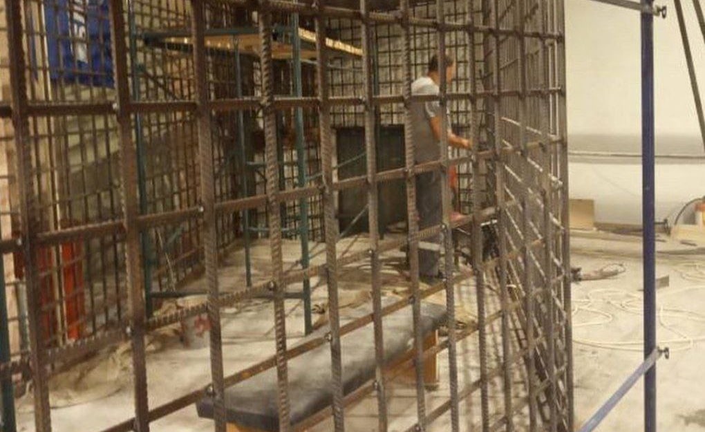 Клетки в зале филармонии. Фото телеграм-канал городского совета Мариуполя