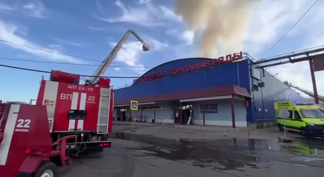 Пожар на севере Москвы. Скриншот видео ТАСС.