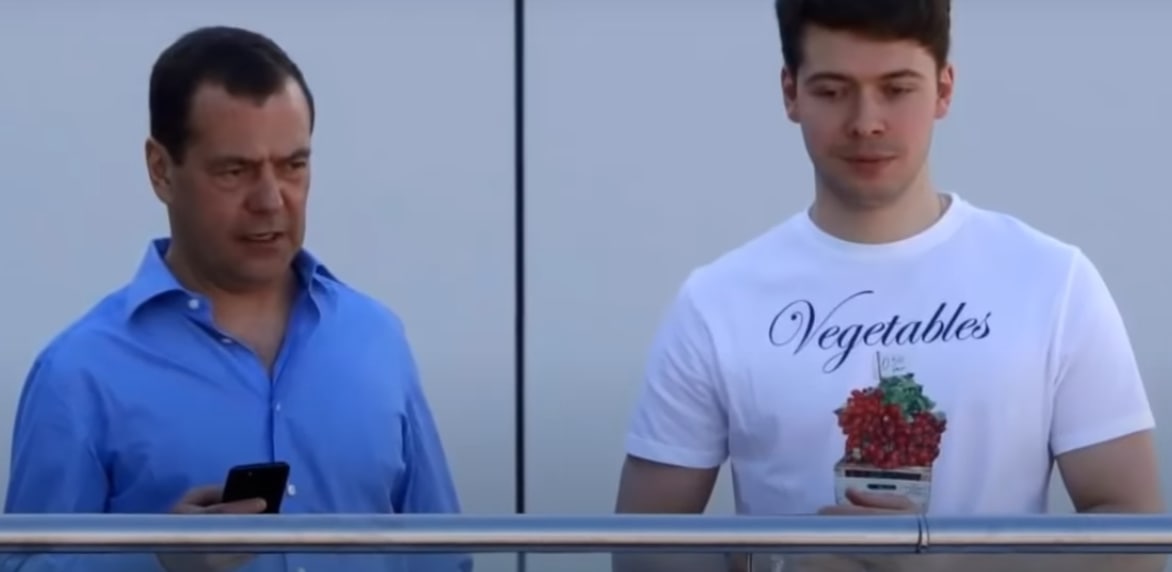 Дмитрий Медведев и Илья Медведев. Скриншот видео YouTube-канала “Простые истории”