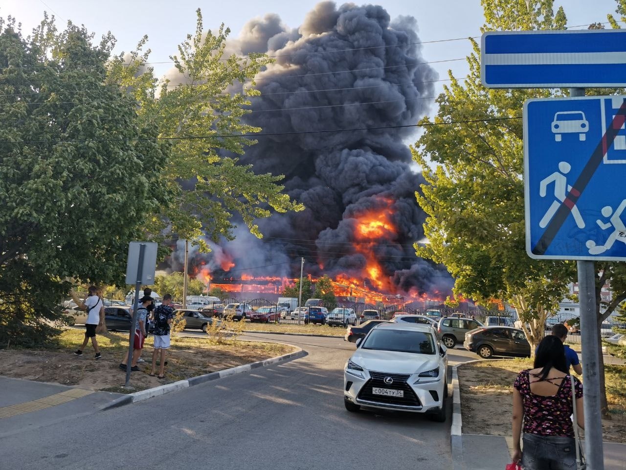 Пожар на рынке в городе Волжский. Фото телеграм-канал “Подъем”. 
