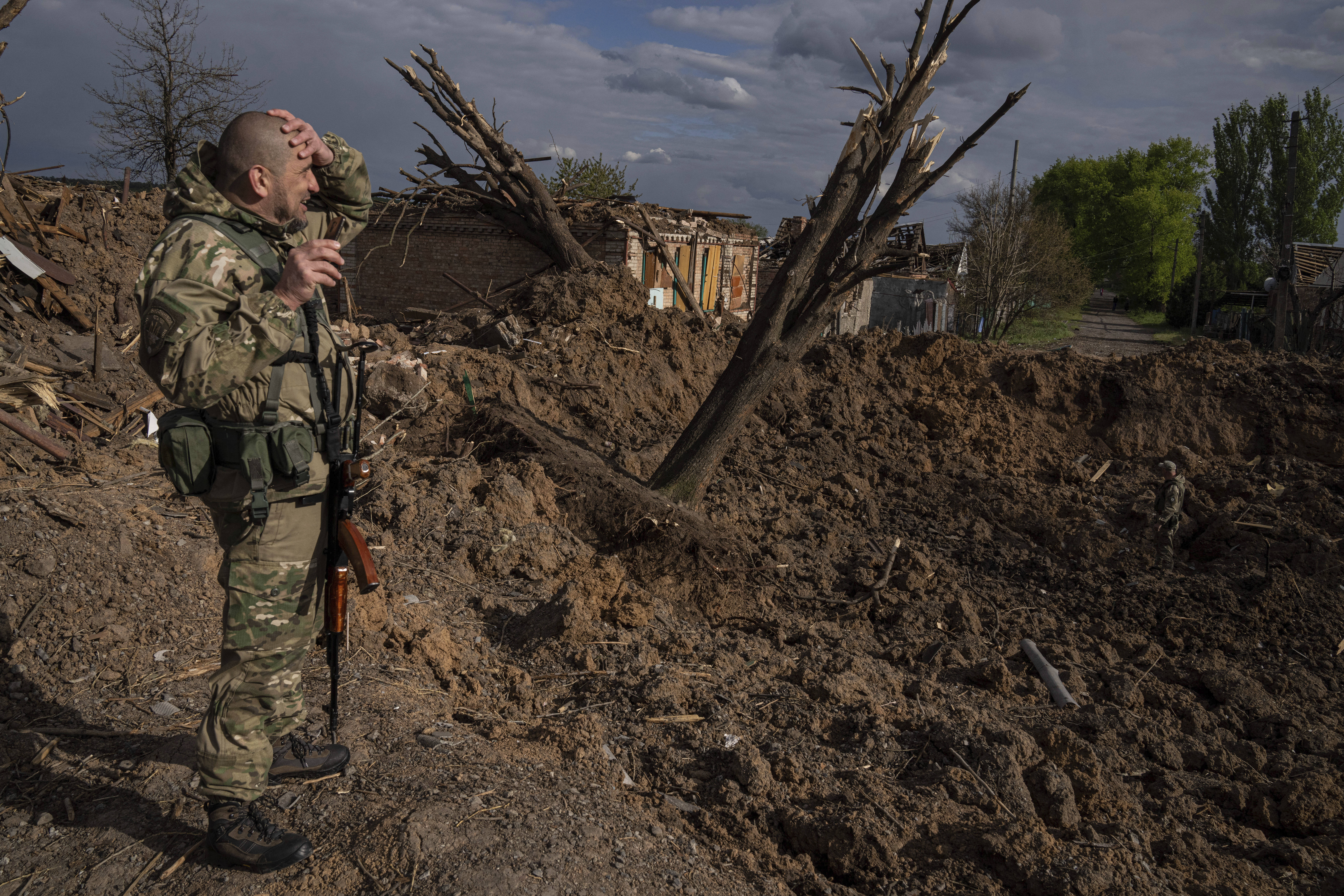 Последствия авиаудара по Бахмуту. Фото AP Photo/Evgeniy Maloletka/Scanpix/LETA