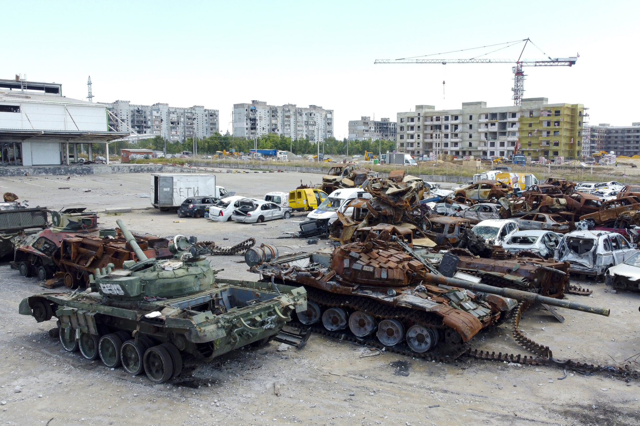 Уничтоженные танки в оккупированном Мариуполе. Фото AP Photo/Scanpix/LETA