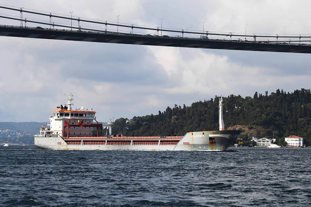 Судно перевозящее зерно из Украины, проходит через пролив Босфор в Стамбуле. Фото CHINE NOUVELLE/SIPA/ Scanpix/LETA