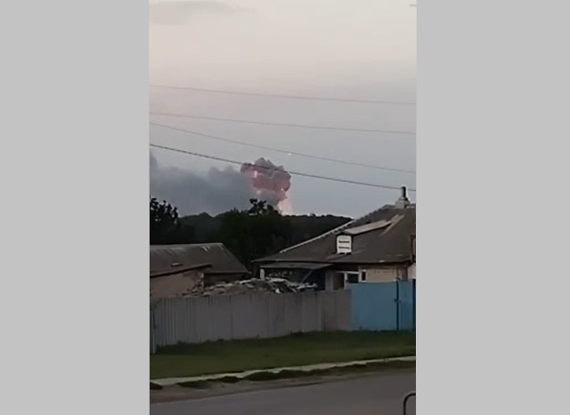 Взрыв на складе боеприпасов близ Тимоново 18 августа 2022 года. Скриншот из видеозаписи.