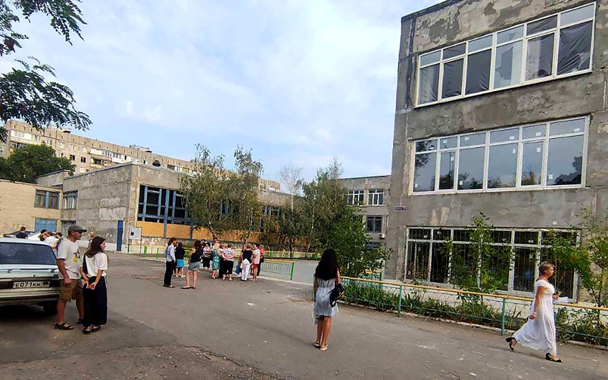 Школа в Мариуполе. Здание и вход оцеплены военными. 1 сентября 2022. Фото Twitter @lesya12721