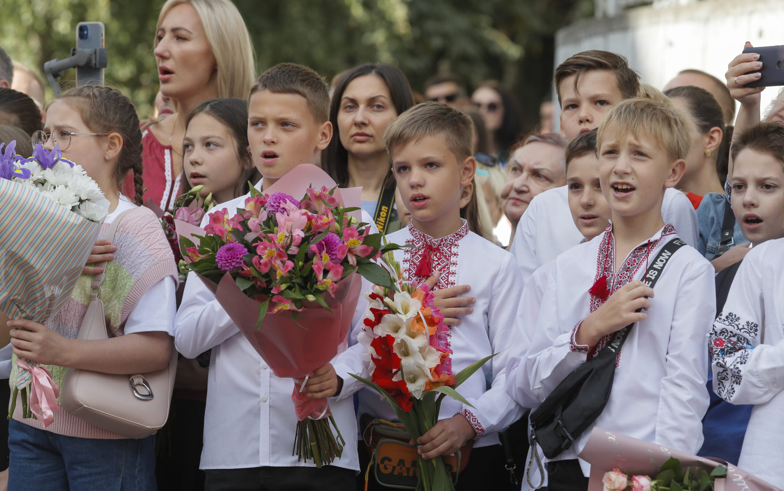 Дети поют гимн Украины на линейке в одной из школ Киева. EPA/SERGEY DOLZHENKO/Scanpix/LETA