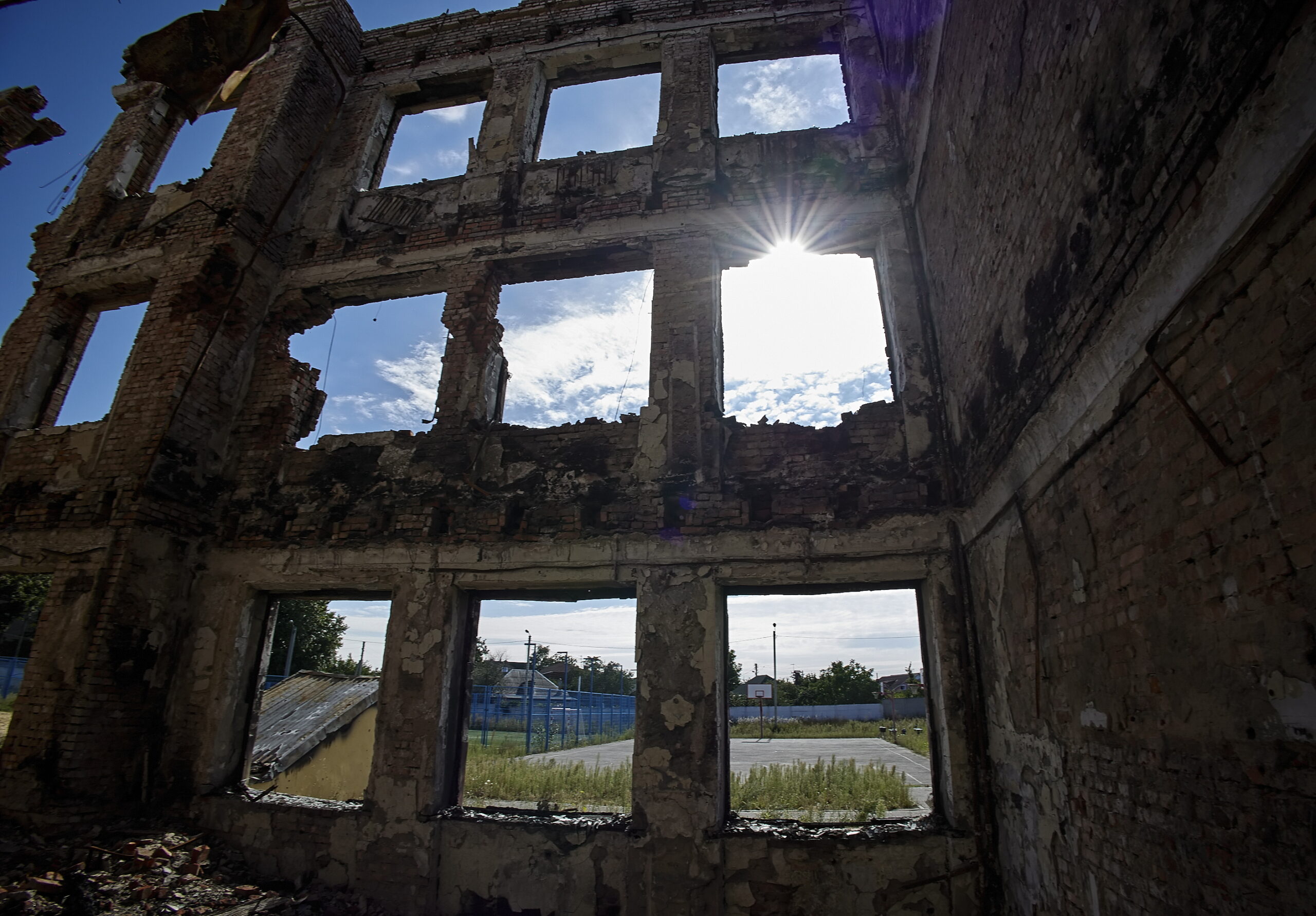 Разрушенная школа в Харькове. 1 сентября 2022 года. Фото EPA/SERGEY KOZLOV/Scanpix/LETA