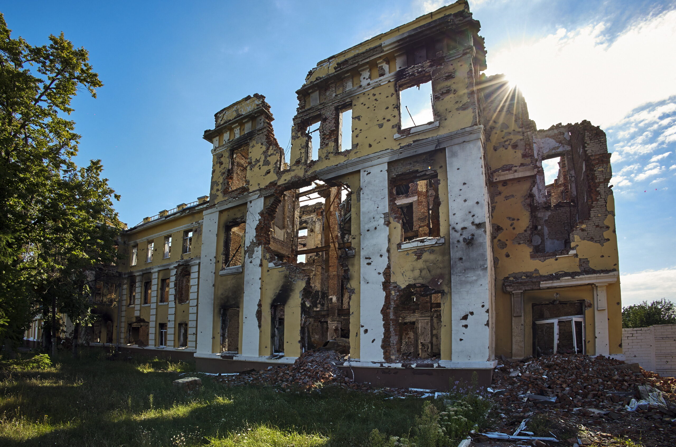 Разрушенная школа в Харькове. 1 сентября 2022 года. Фото EPA/SERGEY KOZLOV/Scanpix/LETA