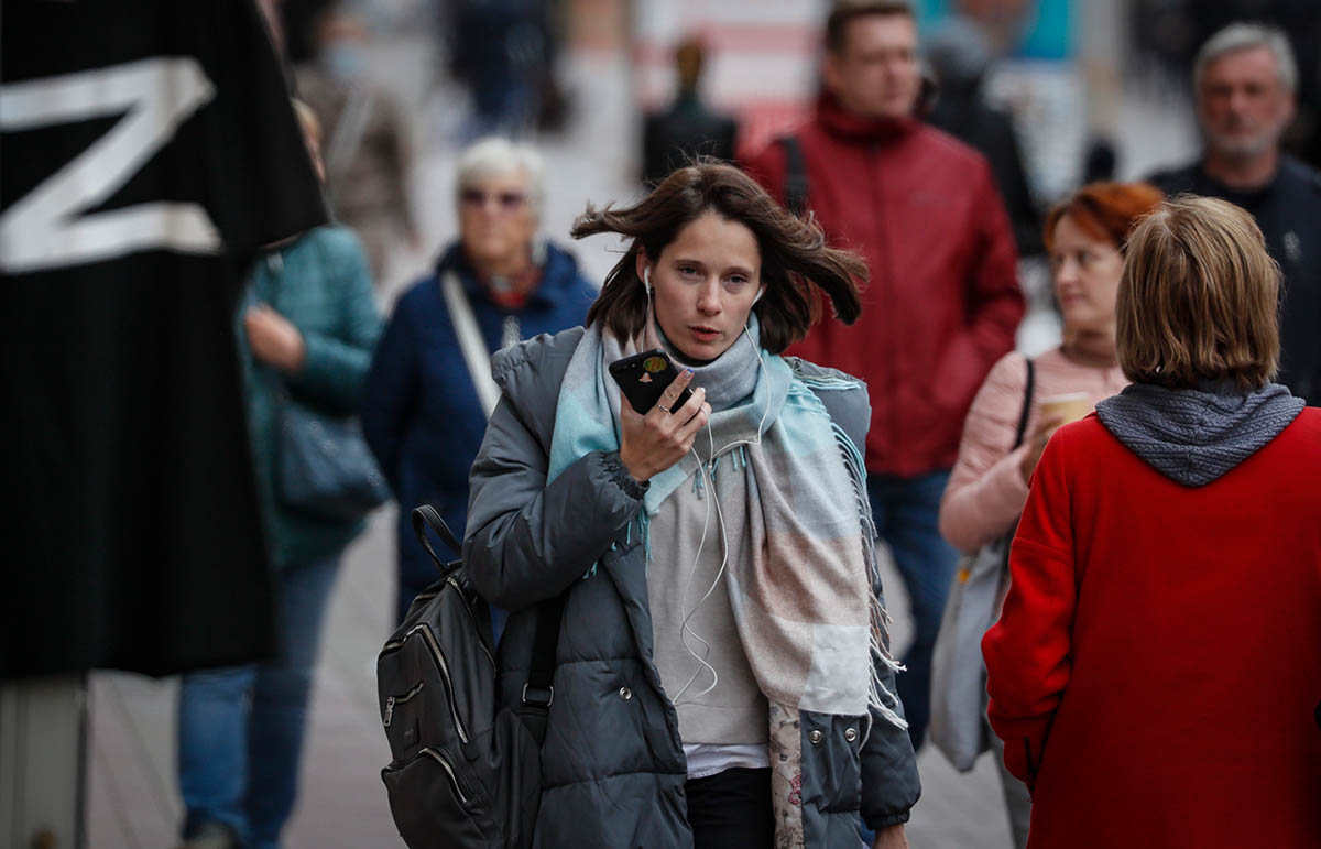 Люди на улице в Москве. Фото YURI KOCHETKOV/EPA/Scanpix/Leta
