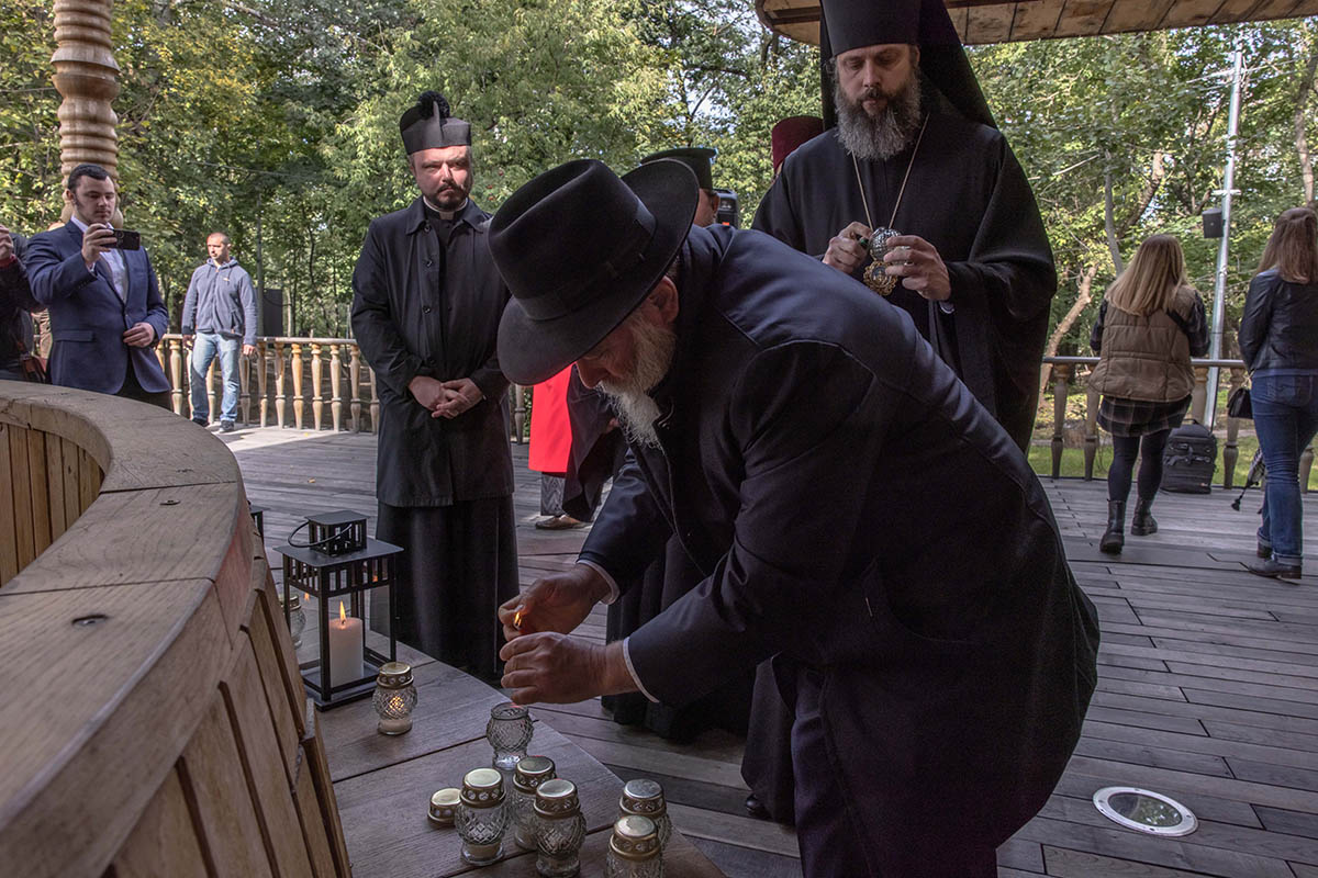 Посетители зажигают свечи во время поминальной церемонии в символической синагоге на территории Бабьего Яра в Киеве. 29 сентября 2022 года. Фото ROMAN PILIPEY/EPA/Scanpix/LETA