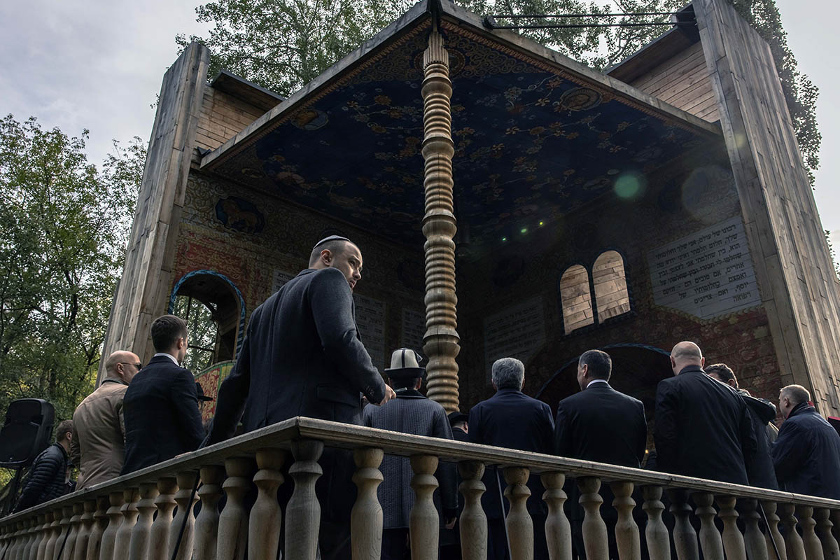 Украинские политики вместе с другими посетителями присутствуют на церемонии поминовения в символической синагоге на территории Бабьего Яра в Киеве. 29 сентября 2022 года. Фото ROMAN PILIPEY/EPA/Scanpix/LETA