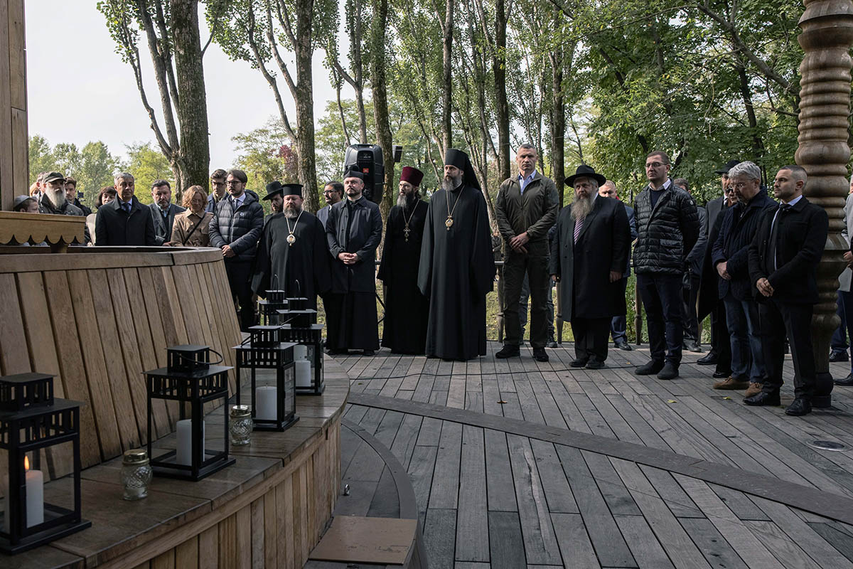 Украинские политики вместе с другими посетителями присутствуют на церемонии поминовения в символической синагоге на территории Бабьего Яра в Киеве. 29 сентября 2022 года. Фото ROMAN PILIPEY/EPA/Scanpix/LETA