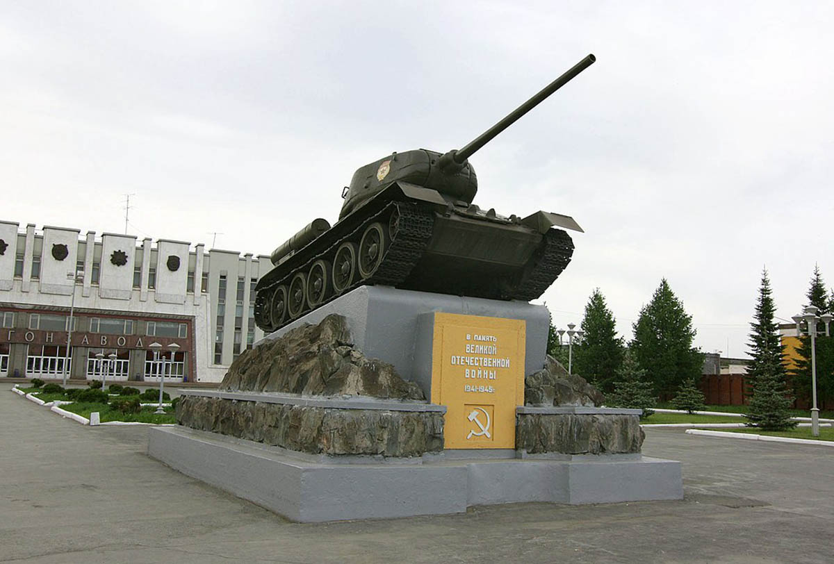 Памятник танк Т-34-85 возле здания НПК «Уралвагонзавод». Фото Wikipedia
