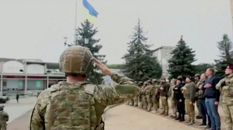Подъем украинского флага над освобожденной Балаклеей. Фото пресс-службы Министерства обороны Украины