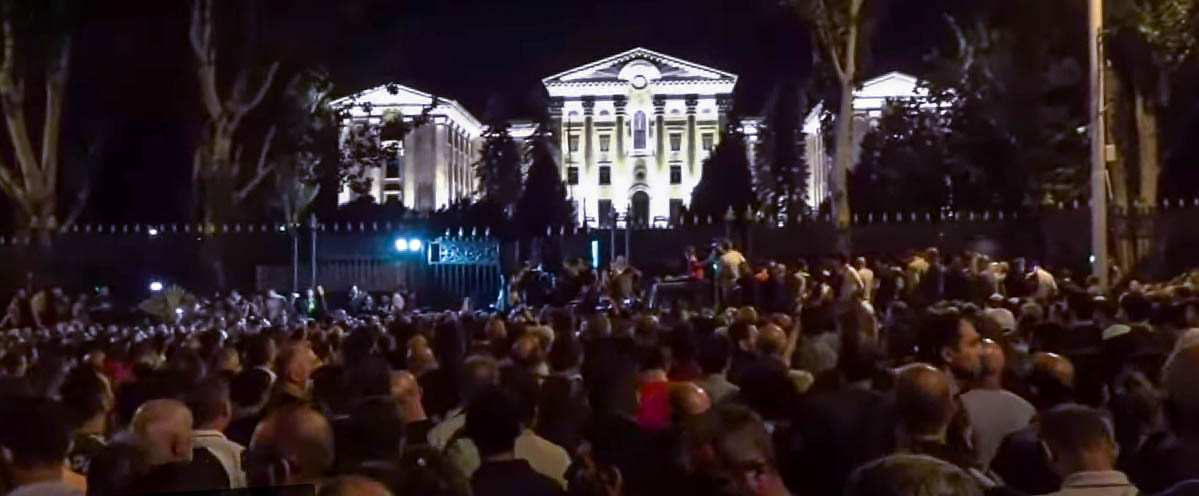 Акция протеста вечером 14 сентября перед зданием Национального собрания Армении в Ереване. Скриншот из видео News.am