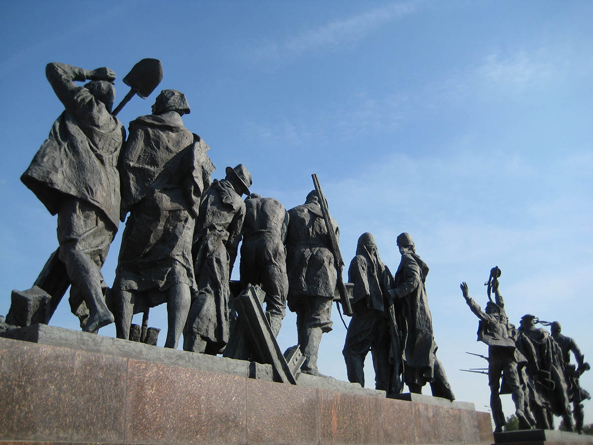 Скульптуры у мемориала 900 дней блокады Ленинграда. Фото по лицензии Flickr