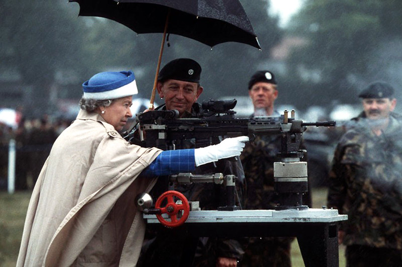Королева Елизавета II стреляет из боевой винтовки L85. Фото Cris C. по лицензии Flickr