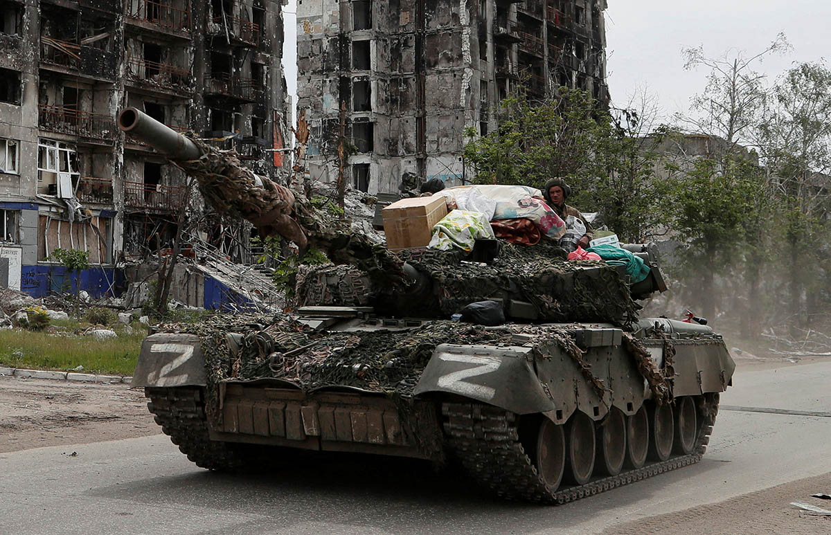 Российский танк в городе Попасная Луганской области, Украина, 26 мая 2022. Фото Alexander Ermochenko/REUTERS/Scanpix/Leta