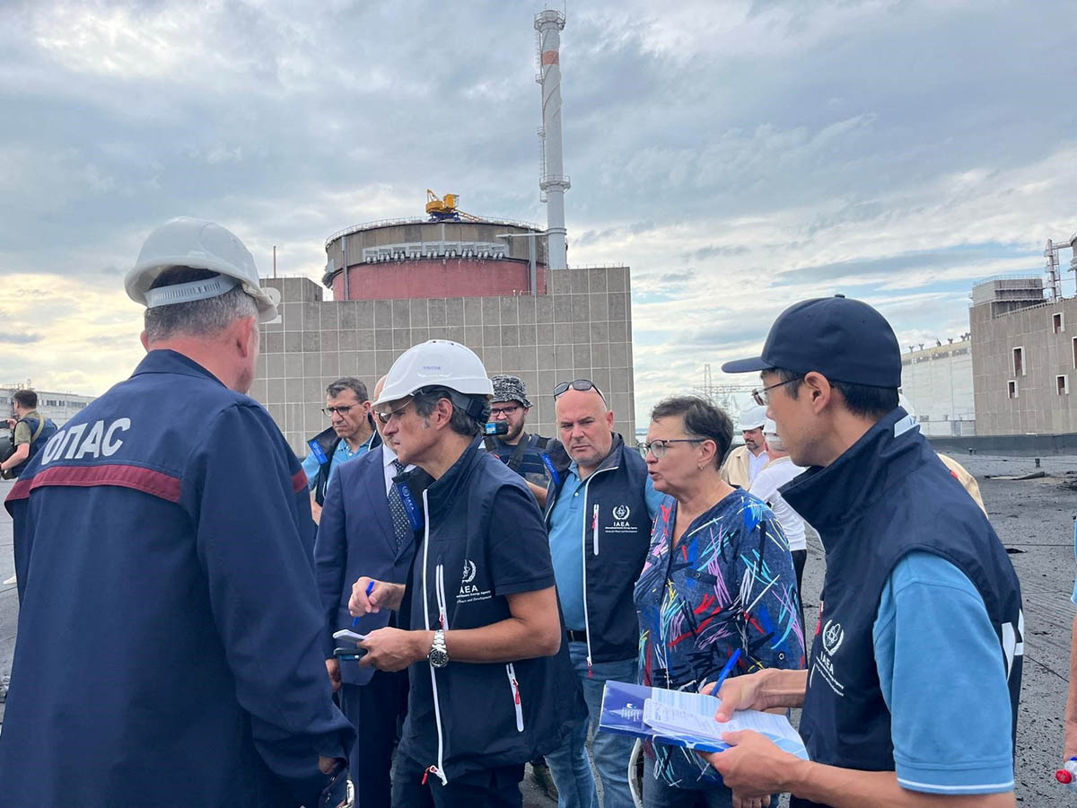 Члены миссии экспертов МАГАТЭ посещают контролируемую Россией Запорожскую АЭС. Фото REUTERS/Scanpix/LETA