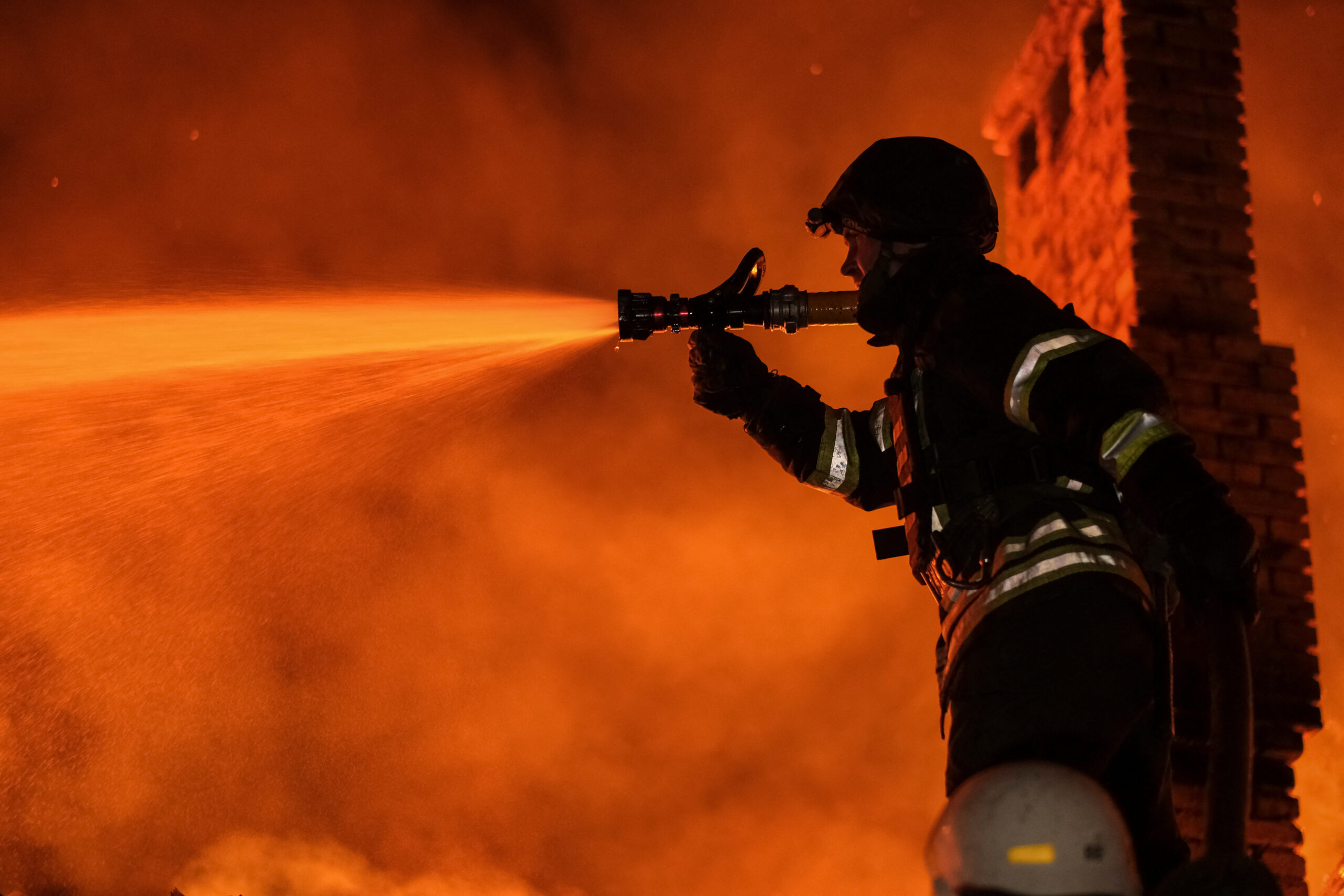 Украинские пожарные ликвидируют последствия российского обстрела жилых кварталов в Бахмуте. 5 сентября 2022. Фото REUTERS/Alex Babenko/Scanpix/LETA