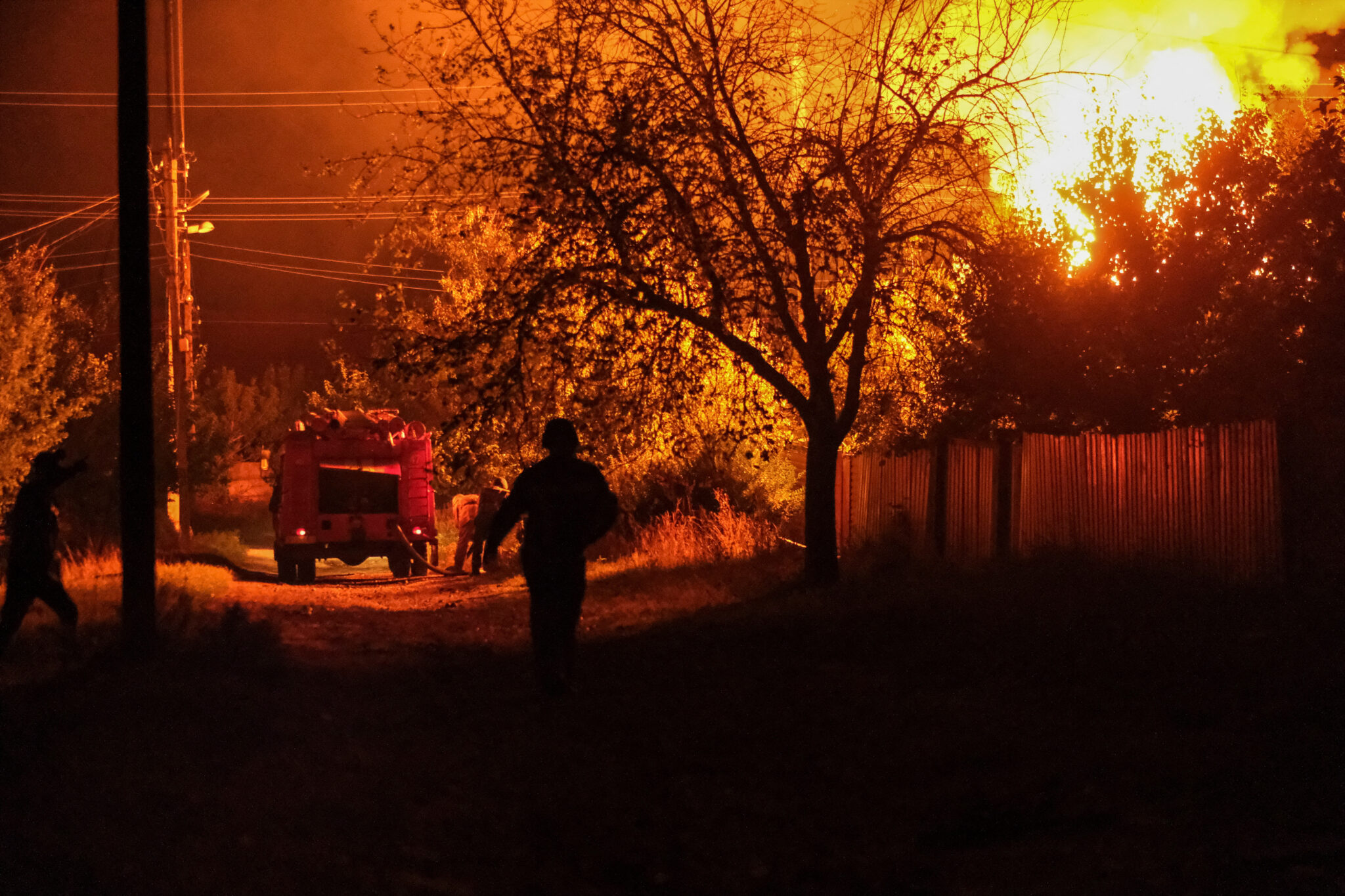 Украинские пожарные ликвидируют последствия российского обстрела жилых кварталов в Бахмуте. 5 сентября 2022. Фото Alex Babenko/REUTERS/Scanpix/LETA