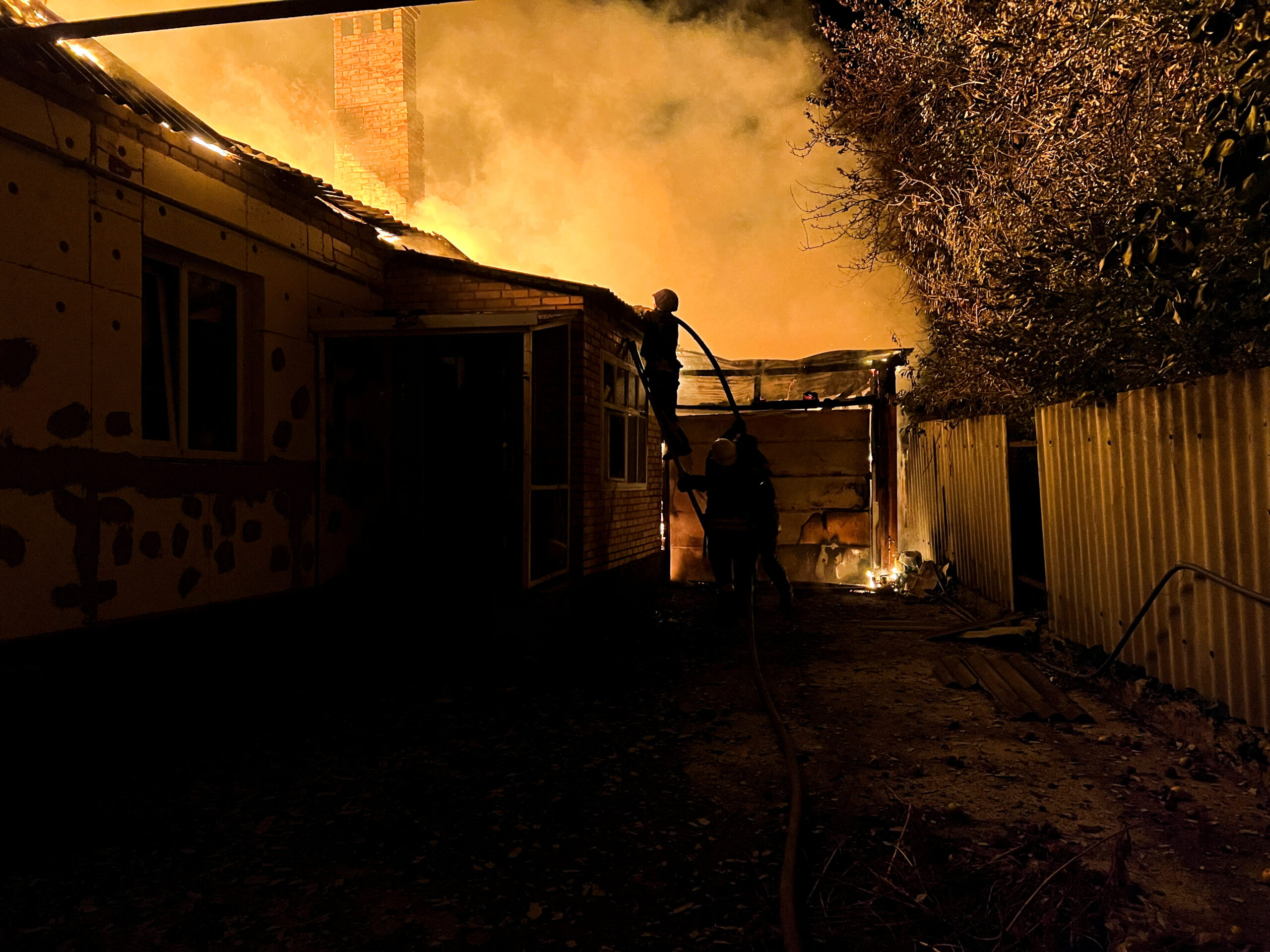 Украинские пожарные ликвидируют последствия российского обстрела жилых кварталов в Бахмуте. 5 сентября 2022. Фото REUTERS/Alex Babenko/Scanpix/LETA