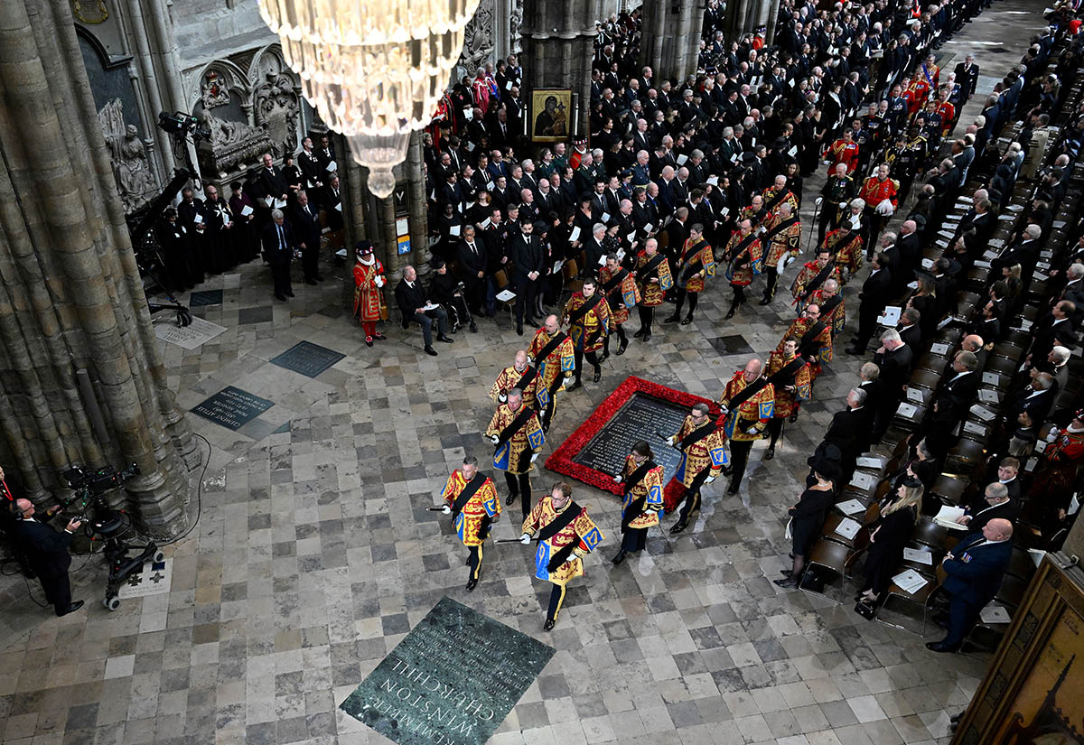 Общий вид внутри Вестминстерского аббатства перед похоронами королевы Елизаветы II. Фото Gareth Cattermole/REUTERS/Scanpix/Leta