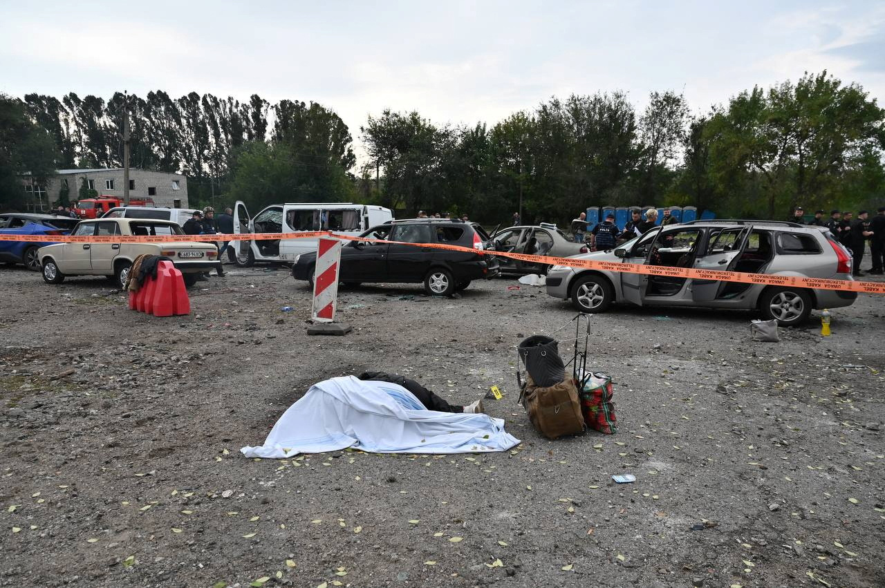 Погибший в результате обстрела гуманитарной колонны в Запорожье, 30 сентября 2022 года. REUTERS/Stringer/Scanpix/LETA