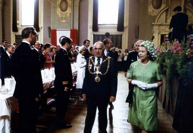 Королева Елизавета II и мэр Джеймс Лидбеттер, 1977 год. Фото Kevin, Helen and Debra по лицензии Flickr