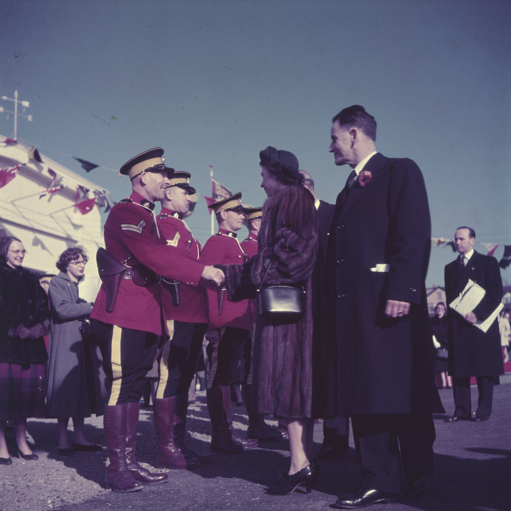 Королева Елизавета II и принц Филипп приветствуют офицеров Королевской канадской конной полиции, 1957 год. Фото BiblioArchives по лицензии Flickr