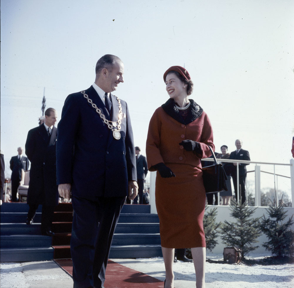 Королева Елизавета II с мэром Оттавы Джорджем Нельмсом во время ее королевского турне по Оттаве, 1957 год. Фото BiblioArchives по лицензии Flickr