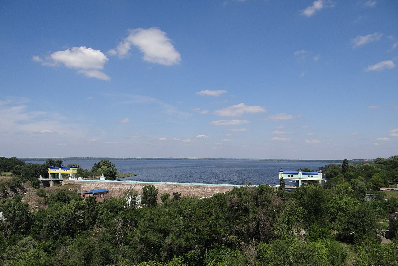 Дамба Карачуновского водохранилища возле Кривого Рога. Фото Wikipedia.org