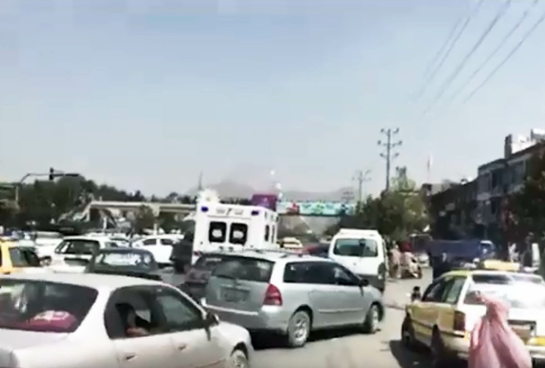 Место взрыва возле российского посольства в Кабуле. Скриншот видео Ariana News