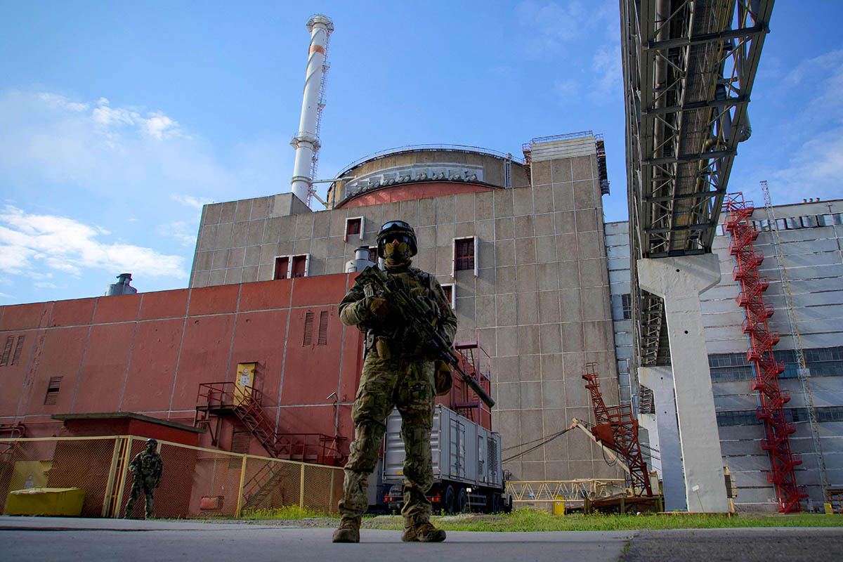 Российский военнослужащий возле второго блока Запорожской АЭС в Энергодаре. Фото Andrey BORODULIN/AFP/Scanpix/LETA