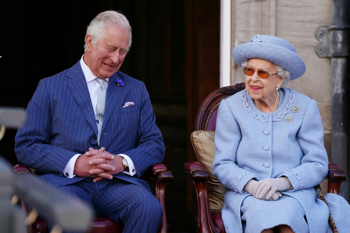 Принц Чарльз и королева Елизавета II на параде, 30 июня 2022 года. Фото Jane Barlow/POOL/AFP/Scanpix/Leta