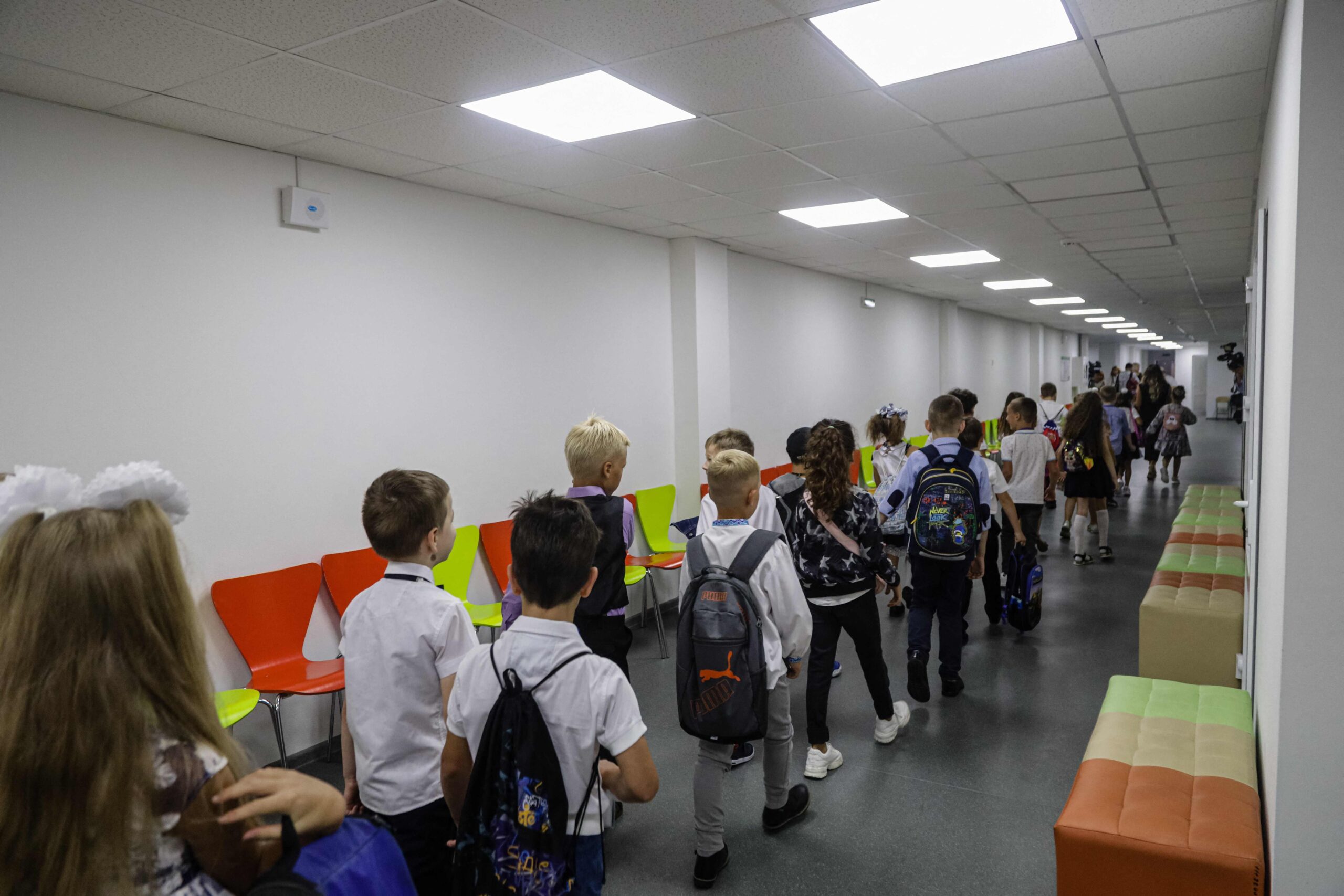 Дети идут в бомбоубежище в школе в Одессе. 1 сентября 2022 года. OLEKSANDR GIMANOV/AFP/Scanpix/LETA