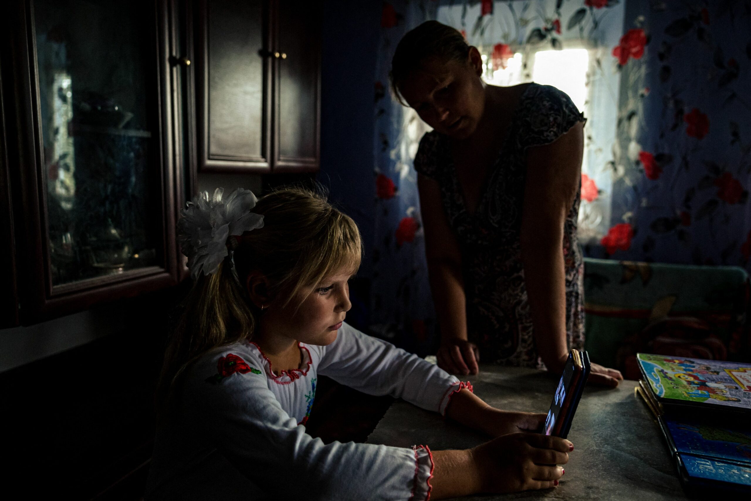 9-летняя Антонина на онлайн-уроке вместе со своей матерью Натальей в селе Покровское Николаевской области, где осталось всего 24 жителя, неподалеку от линии фронта. 1 сентября 2022 года. Фото Dimitar DILKOFF/AFP/Scanpix/LETA
