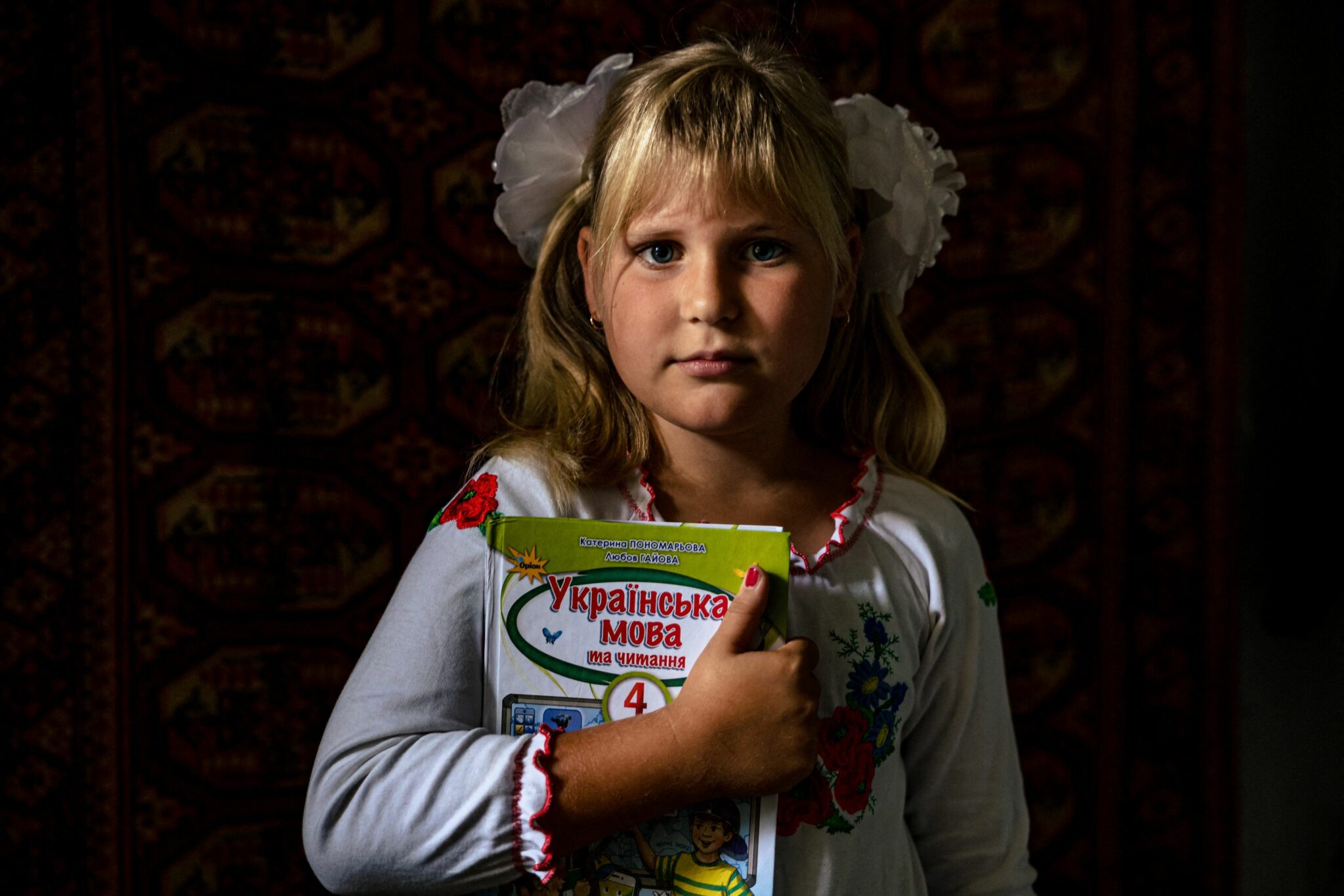 9-летняя Антонина из села Покровское Николаевской области. В селе, которое находится неподалеку от линии фронта, осталось всего 24 жителя. 1 сентября 2022 года. Фото Dimitar DILKOFF/AFP/Scanpix/LETA
