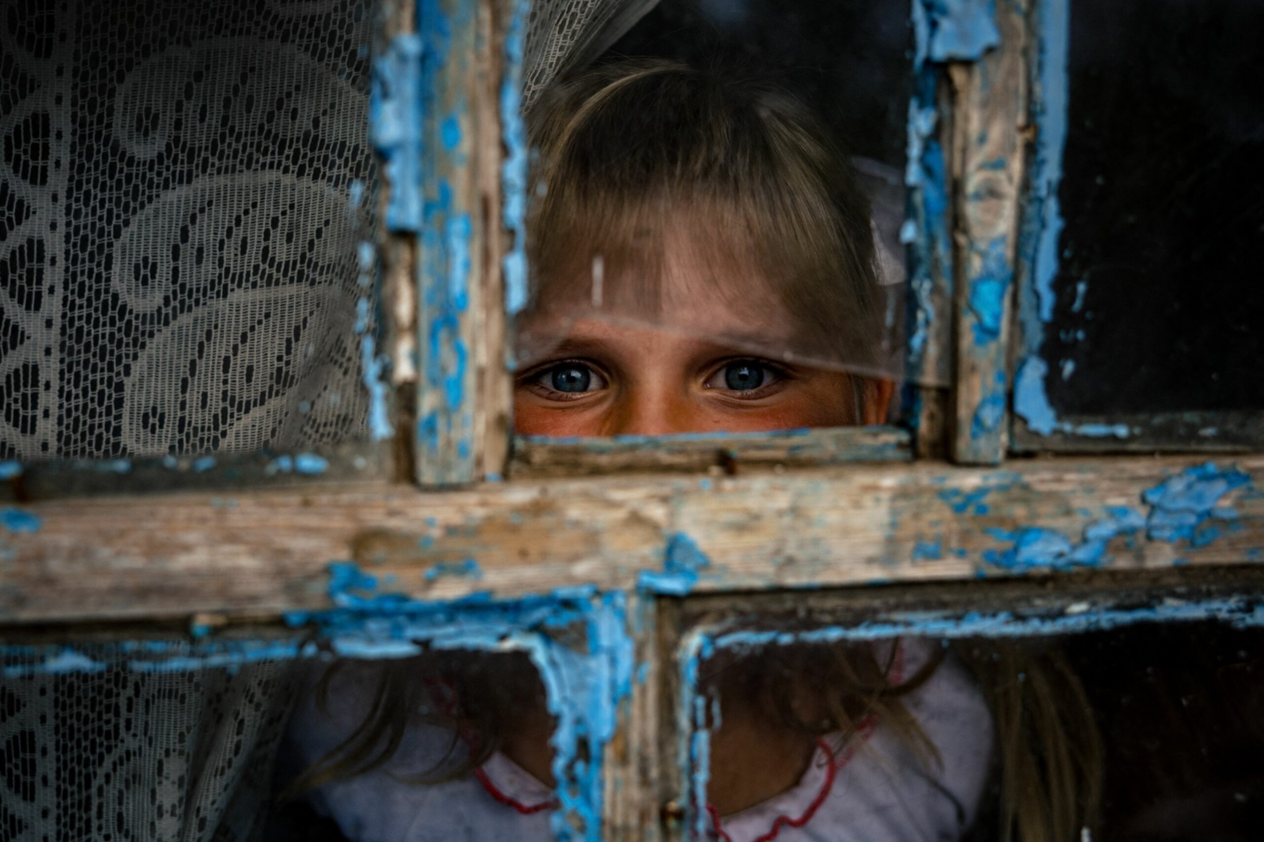 9-летняя Антонина из села Покровское Николаевской области. В селе, которое находится неподалеку от линии фронта осталось всего 24 жителя. 1 сентября 2022 года. Фото Dimitar DILKOFF/AFP/Scanpix/LETA