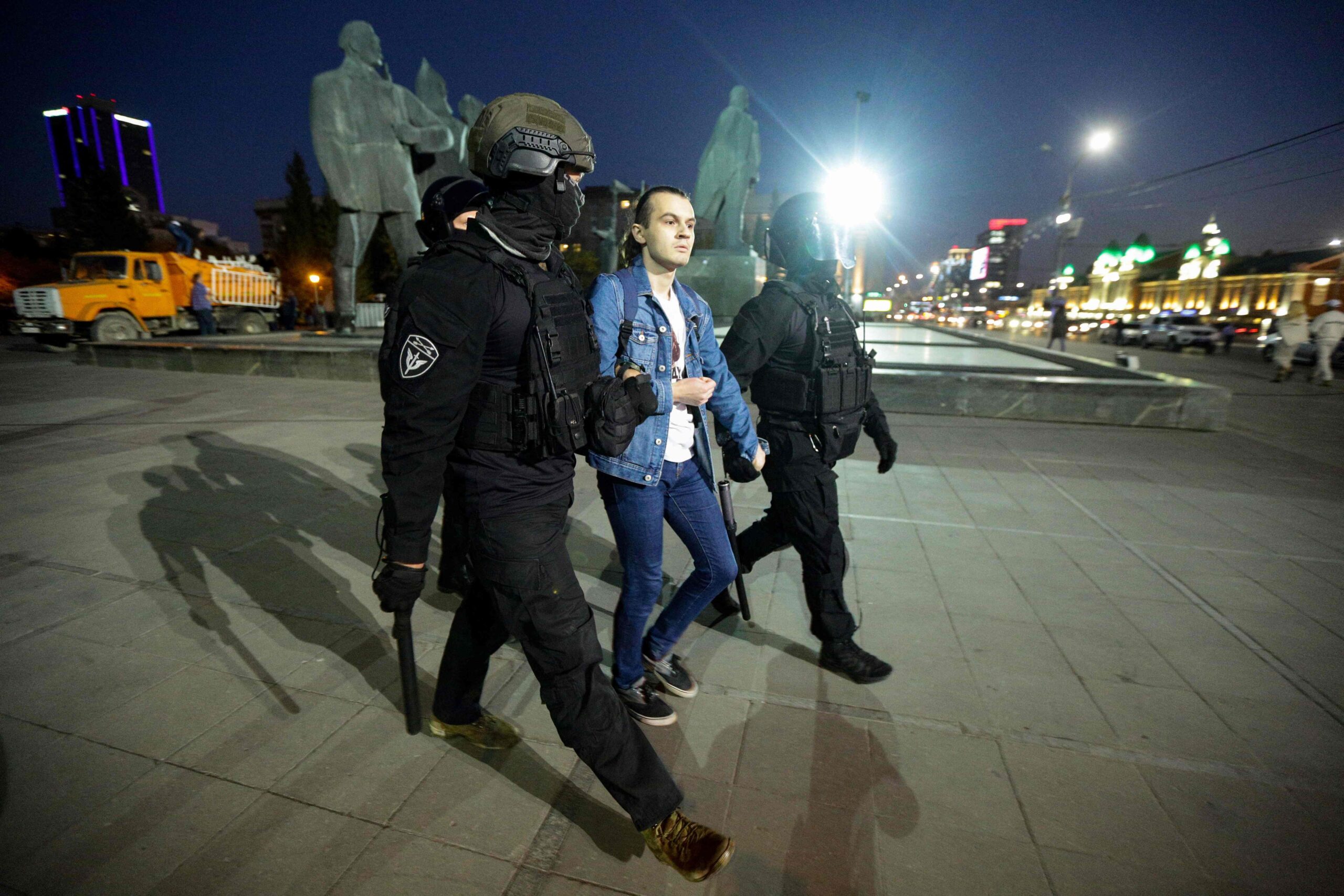 Задержание на акции против мобилизации, Новосибирск. 21 сентября 2022 года. Фото Rostislav NETISOV/AFP/Scanpix/LETA
