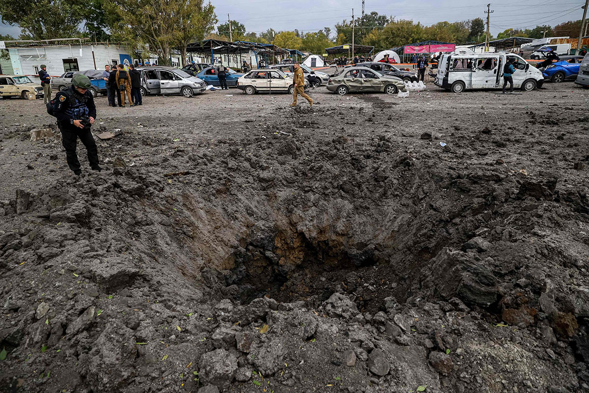 Последствия ракетного удара по гуманитарной колонне под Запорожьем. 30 сентября 2022 года. Фото Kateryna Klochko/AFP/Scanpix/LETA