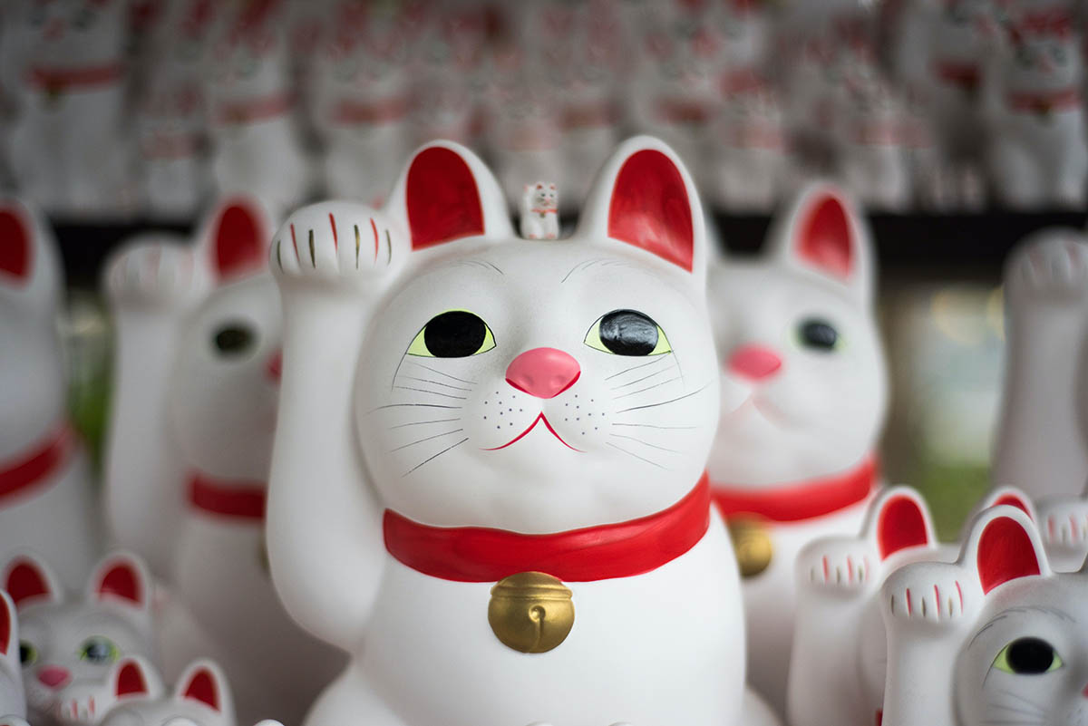 Фигурки японских кошек. Иллюстративное фото Alain Pham по лицензии Unsplash