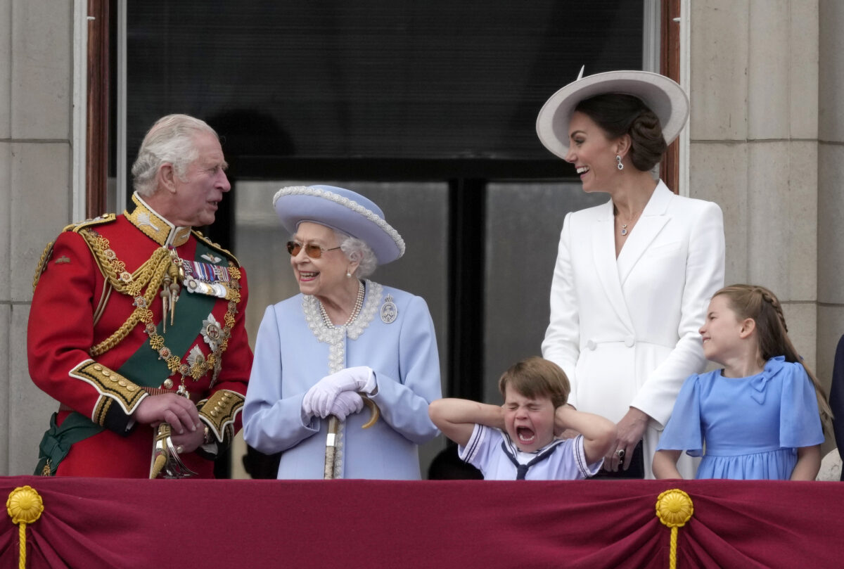 Принц Чарльз с королевой Елизаветой II, внук принц Луи, рядом с его матерью Кейт, герцогиней Кембриджской и принцессой Шарлоттой, 2 июня 2022 года. Фото Alastair Grant/AP/Scanpix/Leta
