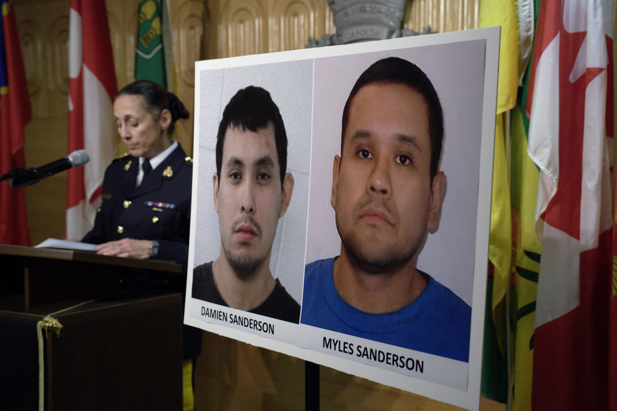 Фотографии подозреваемых Дэмиена Сандерсона и Майлза Сандерсона на пресс-конференции в полиции. Фото Michael Bell/The Canadian Press via AP/Scanpix/LETA