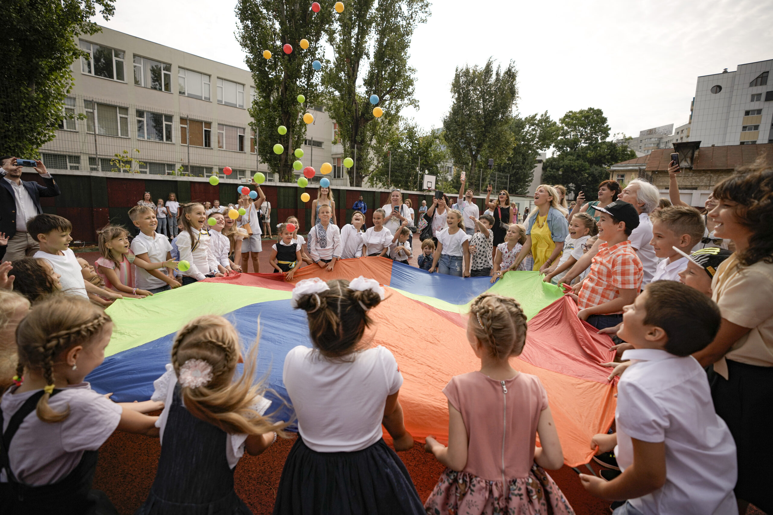 Дети украинских беженцев в школе Бухареста, Румыния. 1 сентября 2022 года. Фото AP Photo/Andreea Alexandru/Scanpix/LETA