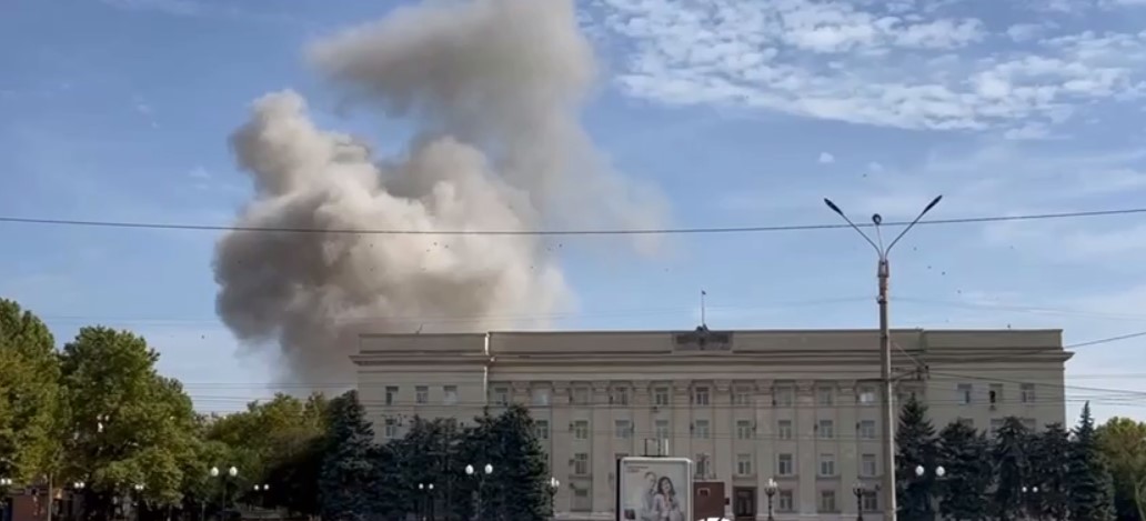 Момент взрыва в здании администрации Херсона. Скриншот из видеозаписи РИА Новости