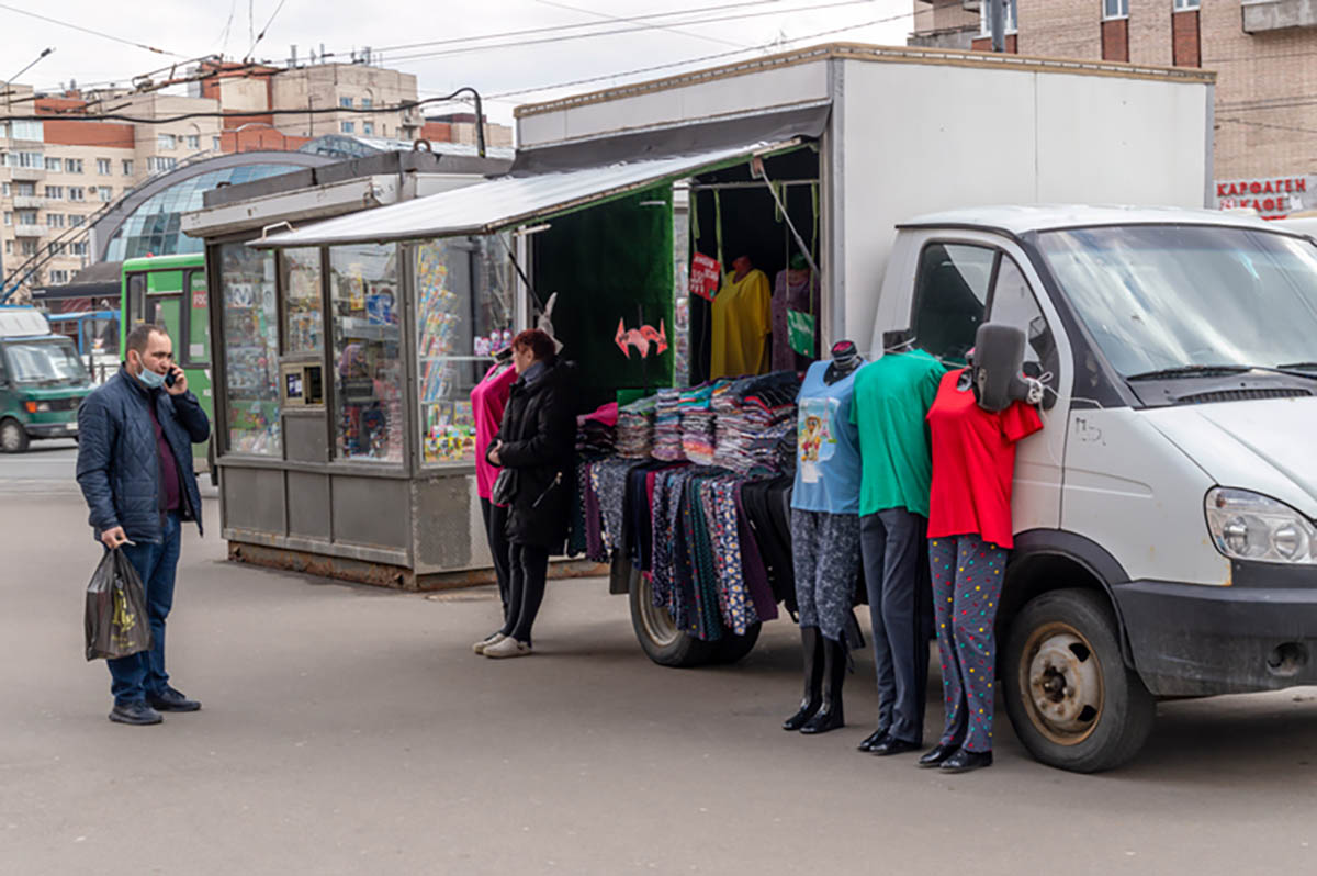 Уличная продажа одежды. Фото Anton Novikov по лицензии Istockphoto