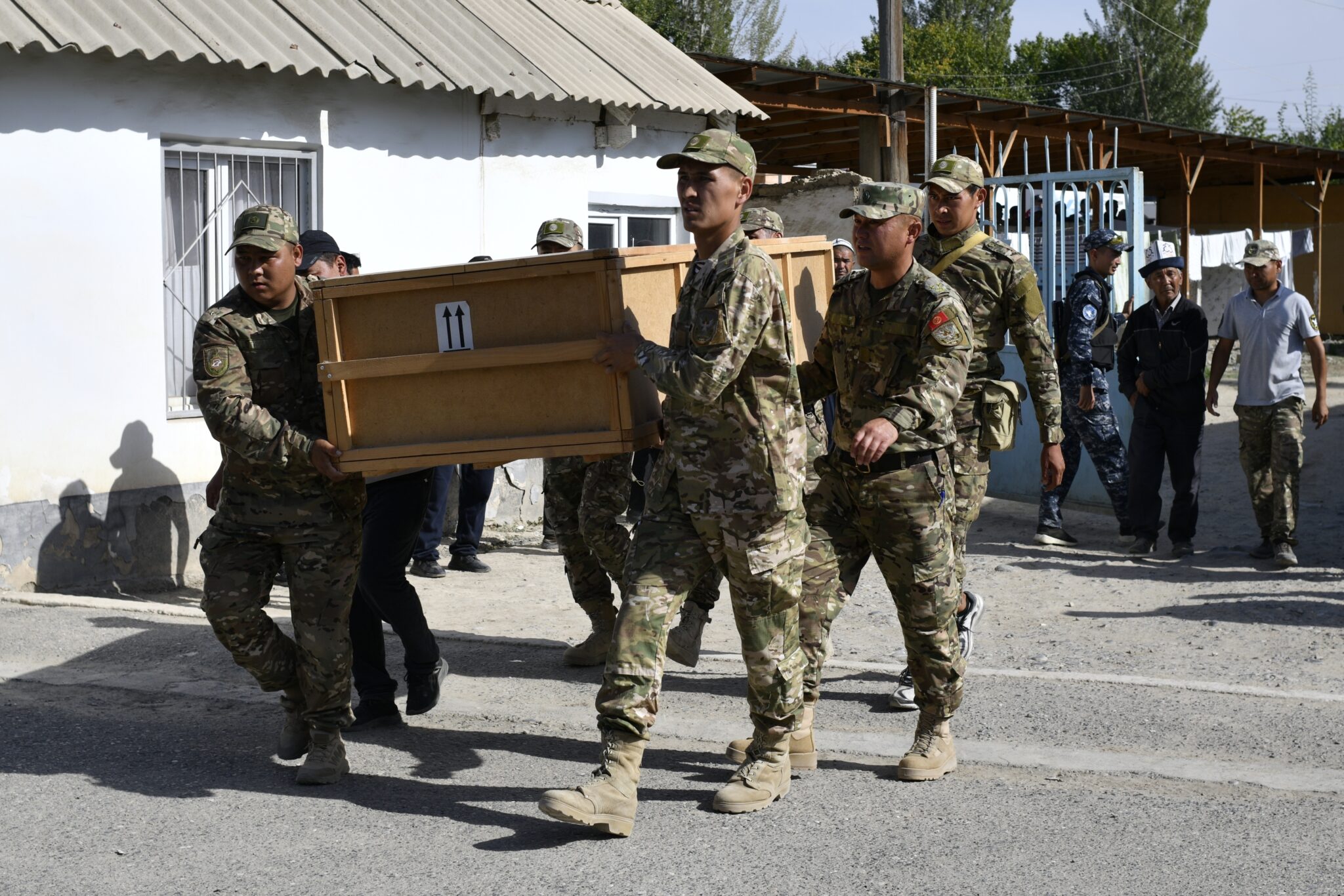 Киргизские военные несут гроб с телом погибшего, Баткенская область. 17 сентября 2022 года. Фото Danil Usmanov/AP Photo/Scanpix/LETA
