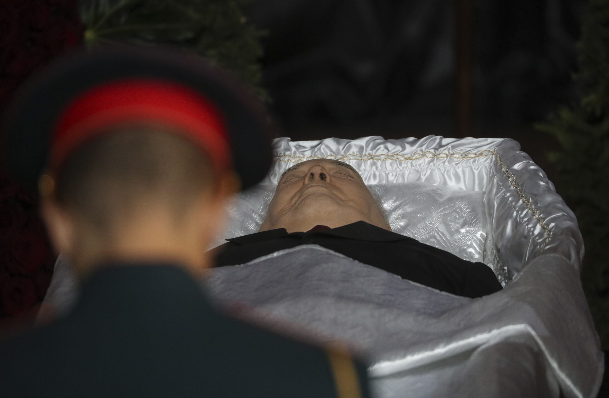 Почетный караул рядом с гробом с телом Михаила Горбачева. Фото EPA/MAXIM SHIPENKOV/Scanpix/Leta.