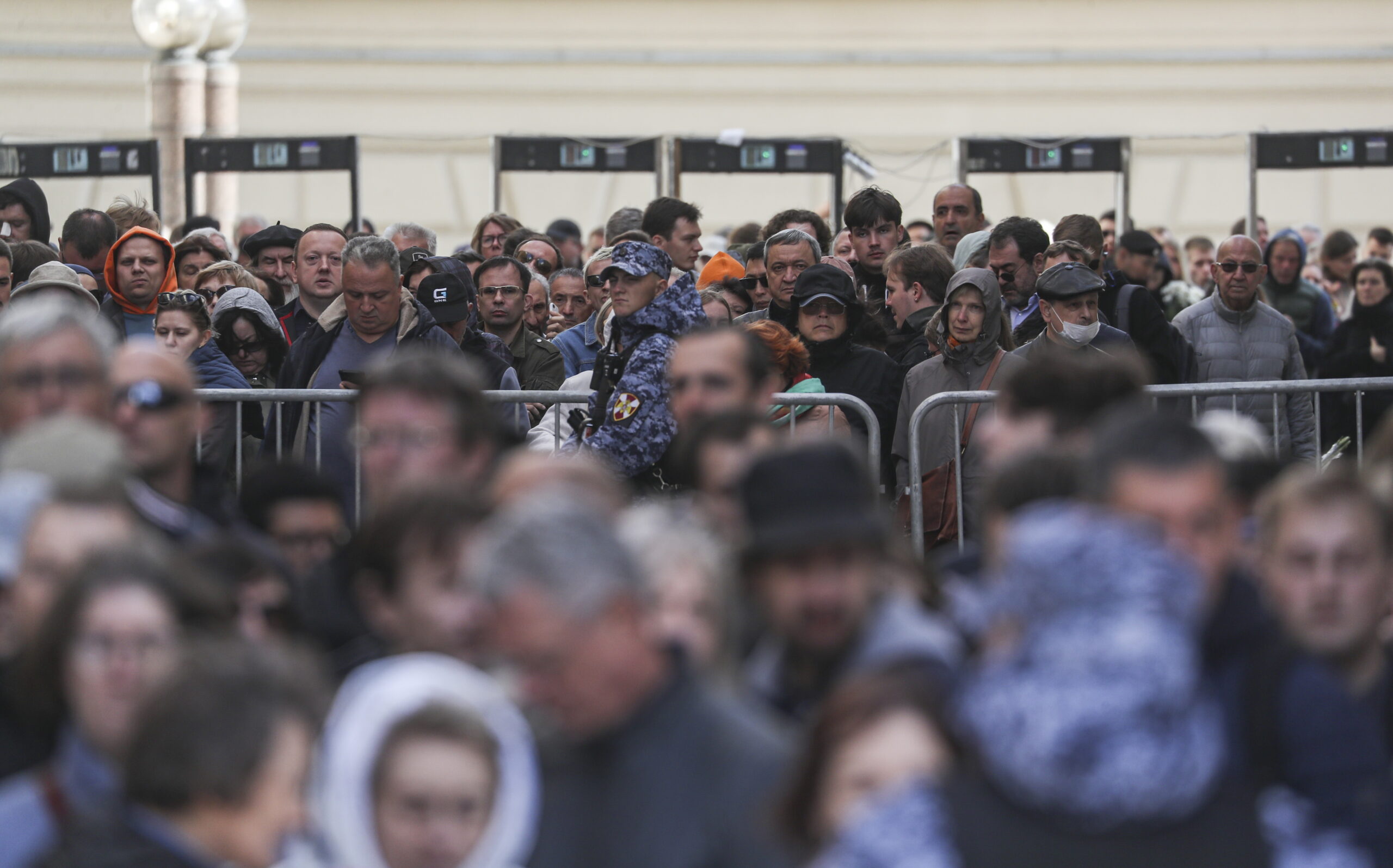 Люди в очереди на церемонию прощания с Михаилом Горбачевым. Фото EPA/MAXIM SHIPENKOV/Scanpix/Leta.